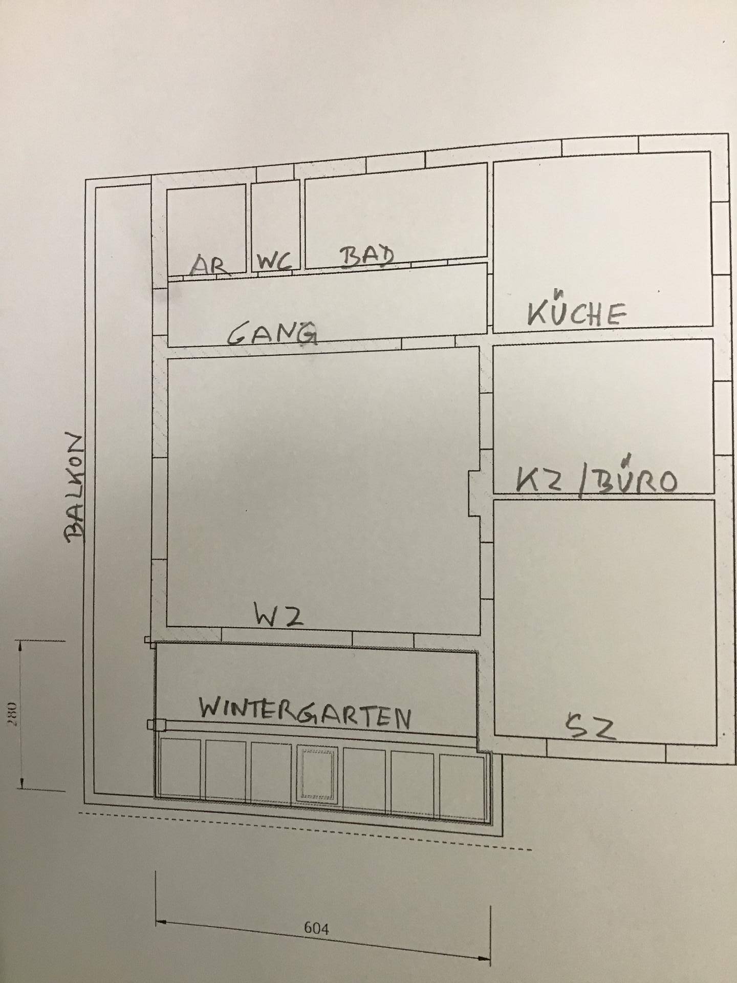 Grundriss mit Raumaufteilung, Balkon, Wintergarten, Bad und separatem WC.