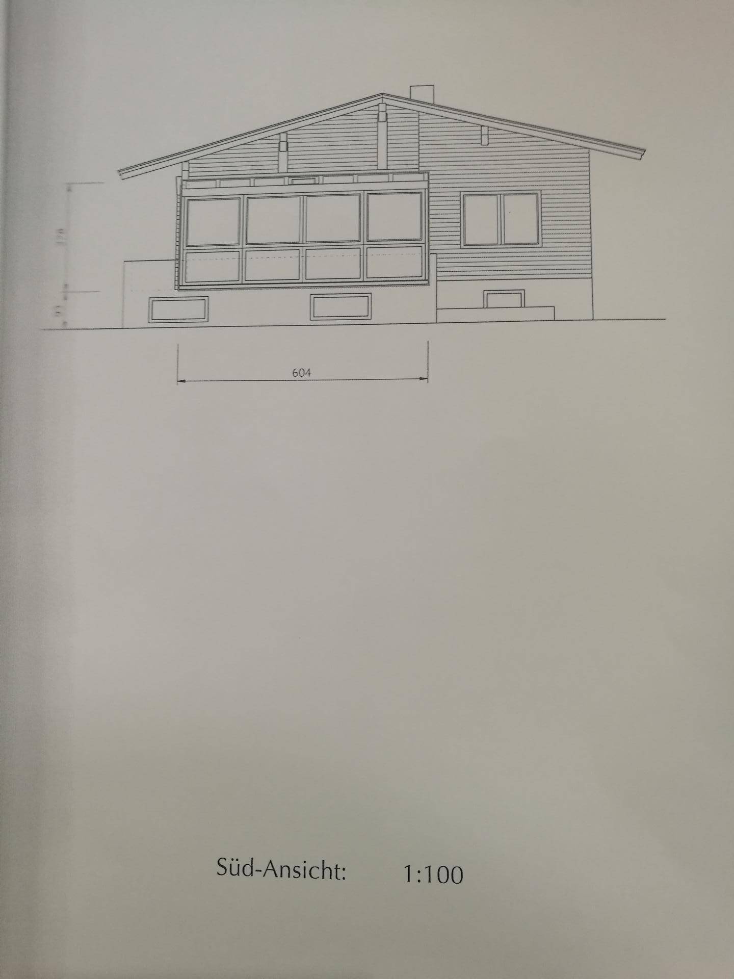 Süd-Ansicht des Gebäudes mit großzügigen Fensterfronten und Dachform als Bauzeichnung dargestellt.