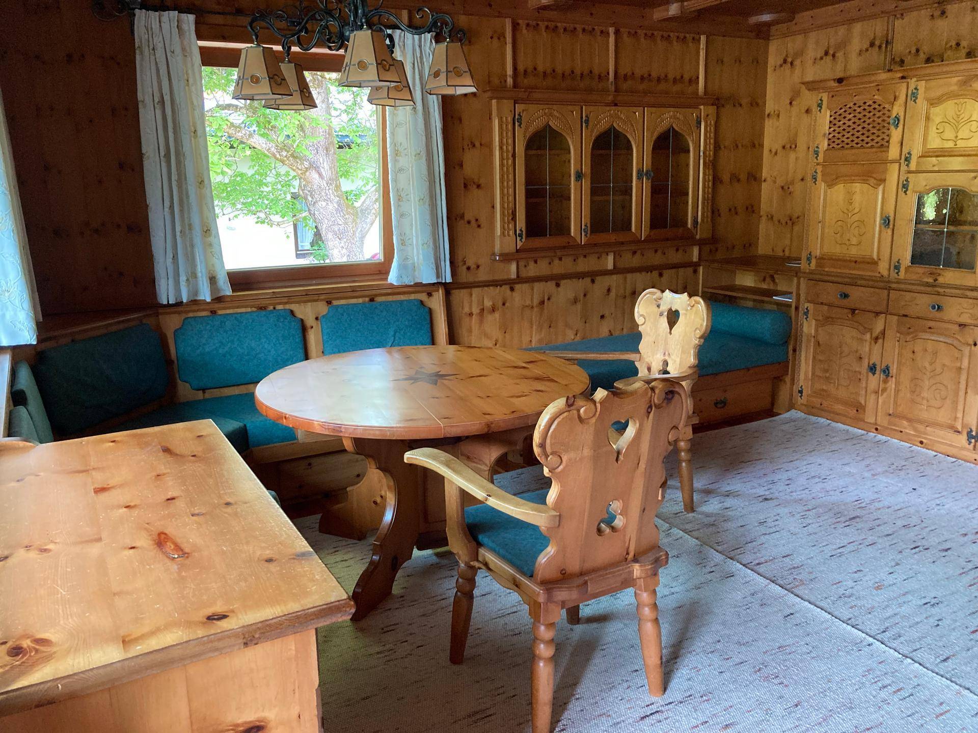 Rustikaler Essbereich mit Holztisch, Eckbank und traditionellen Holzmöbeln.