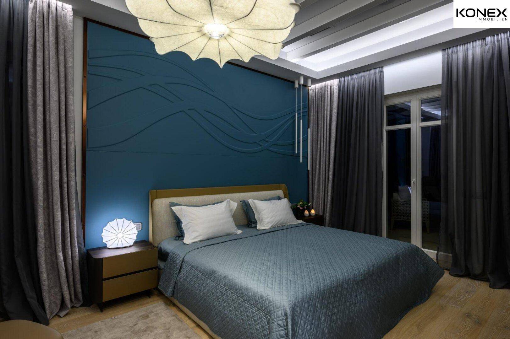 Stilvolles Schlafzimmer mit blauer Akzentwand, Holzboden und indirekter Beleuchtung.