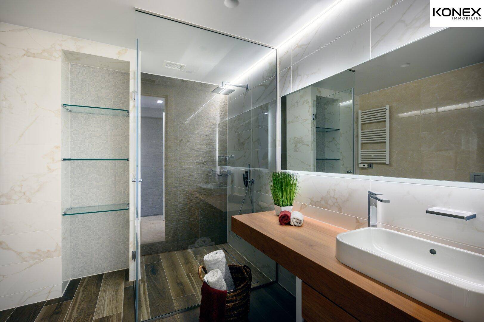 Modernes Badezimmer mit Holzwaschtisch, begehbarer Dusche und Marmorfliesen.