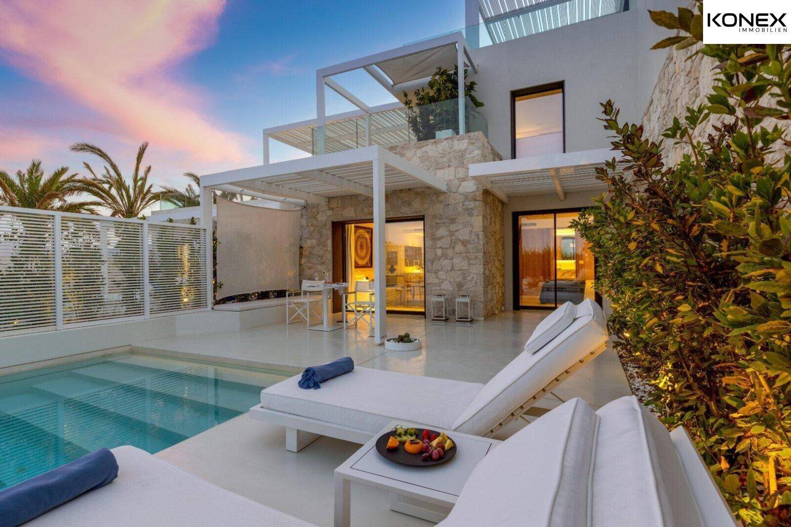 Private Terrasse einer Villa mit kleinem Pool, bequemen Liegen und Blick auf die umliegende Landschaft.