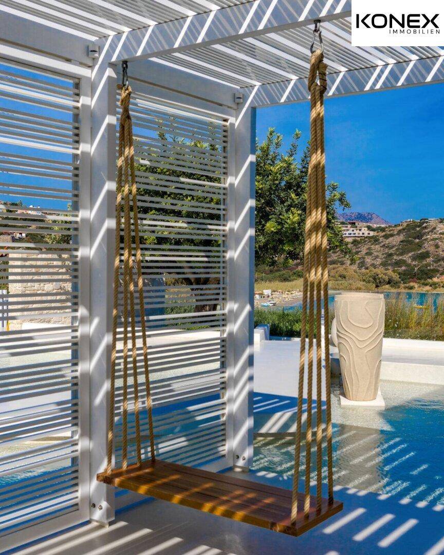 Stilvolle Schaukel im Freien neben dem Pool, bietet Entspannung mit Blick auf das Meer.