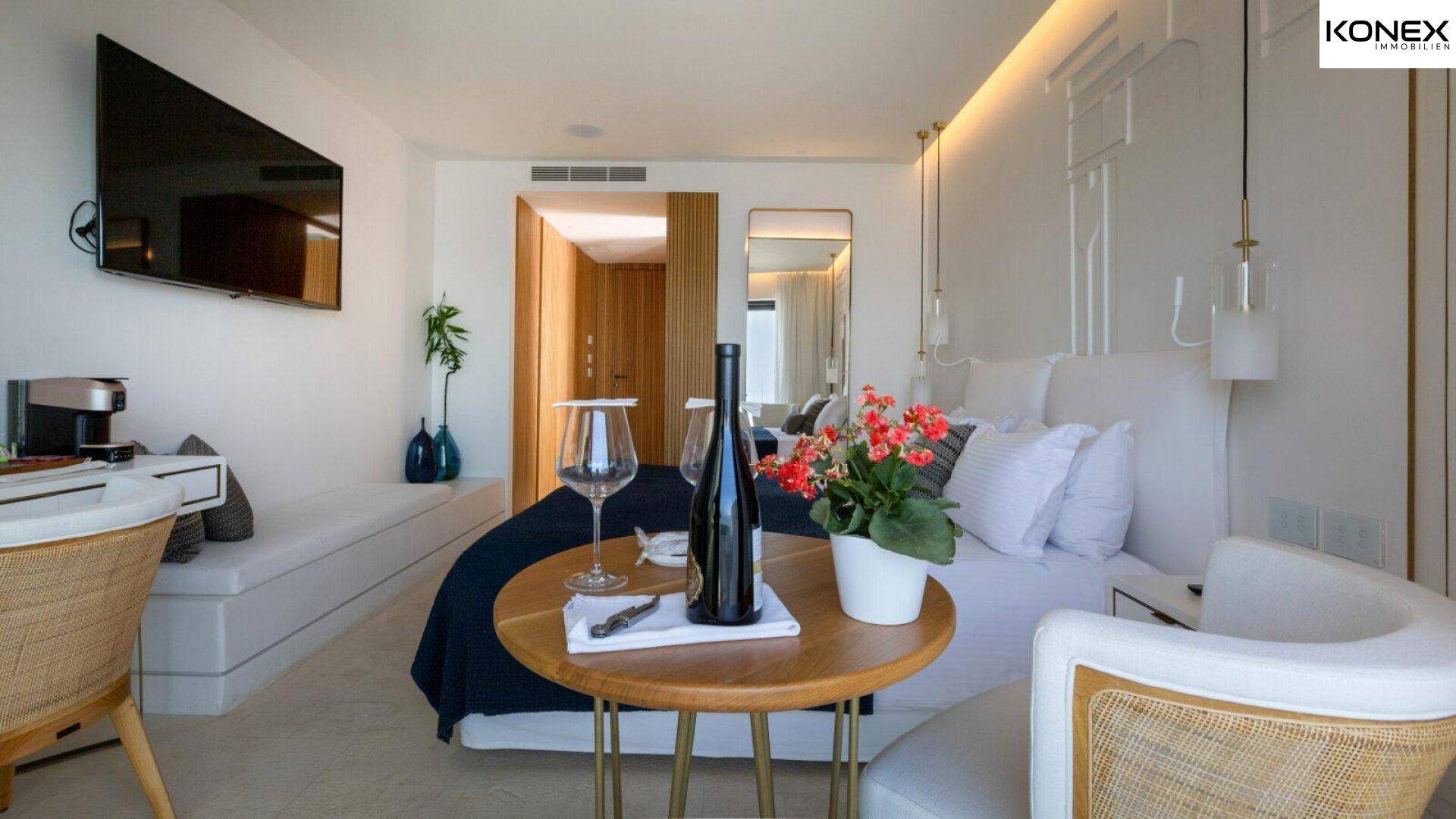 Elegantes Schlafzimmer mit modernem Bett, Beistelltisch und stilvoller Beleuchtung.