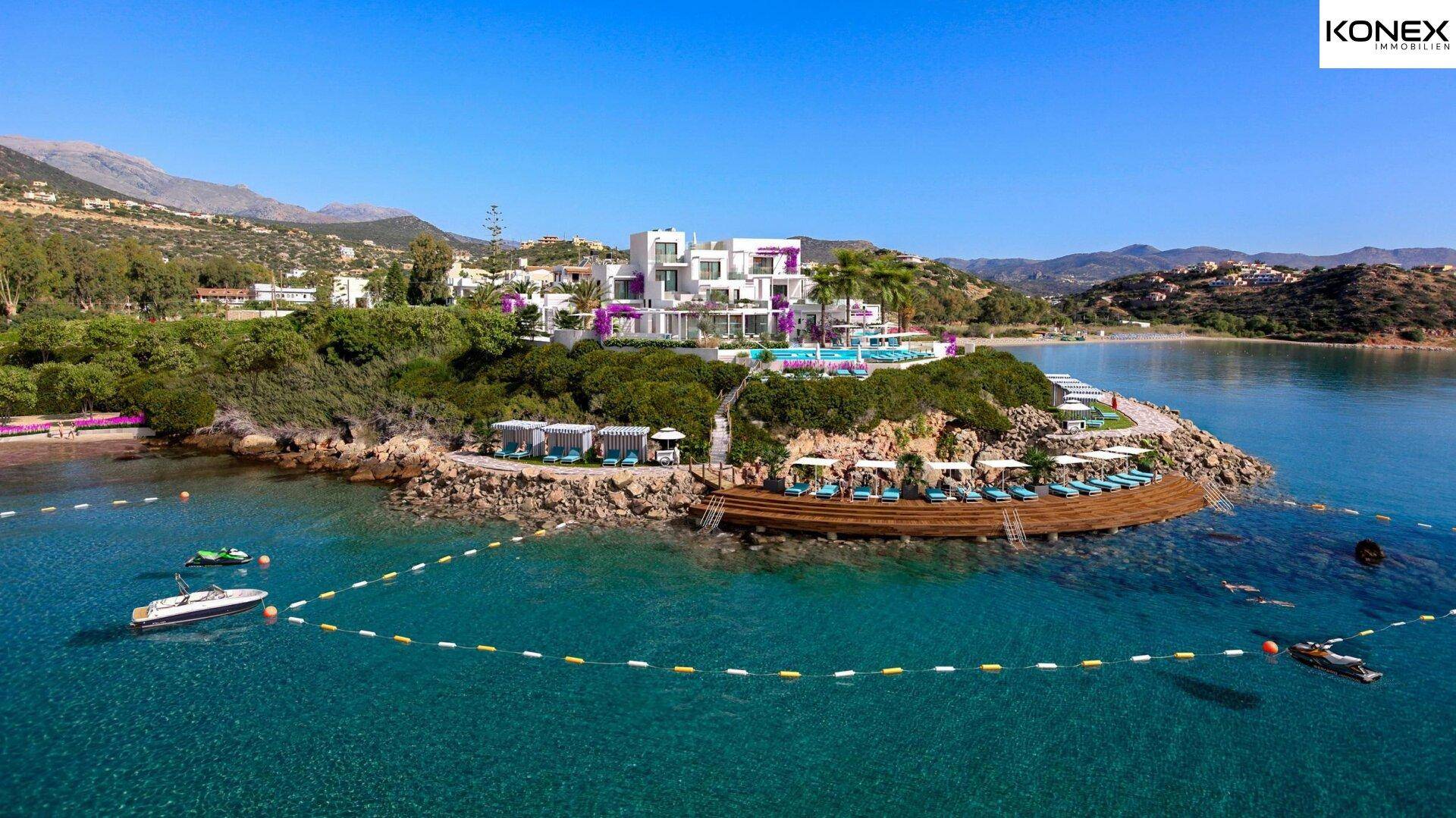 Panoramablick auf die luxuriöse Küstenanlage mit modernen Gebäuden, Pools und direktem Zugang zum Meer.