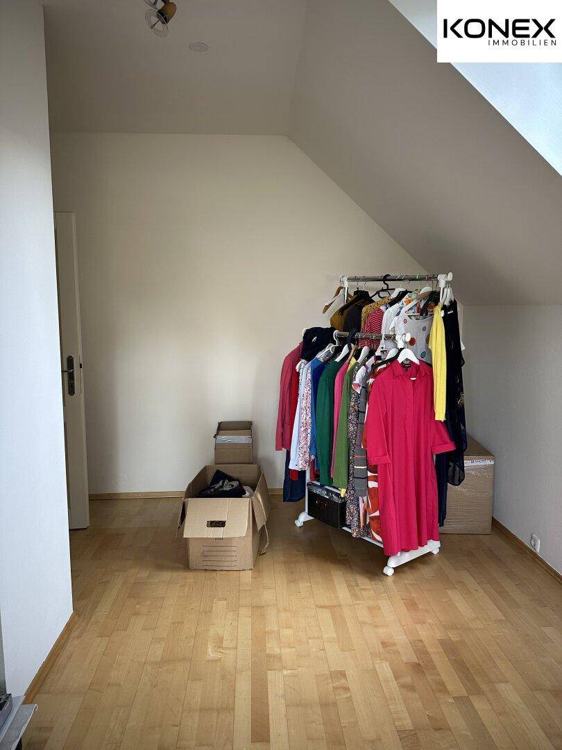 Leerer Raum mit Holzboden und Dachschräge, derzeit als Abstellraum genutzt.