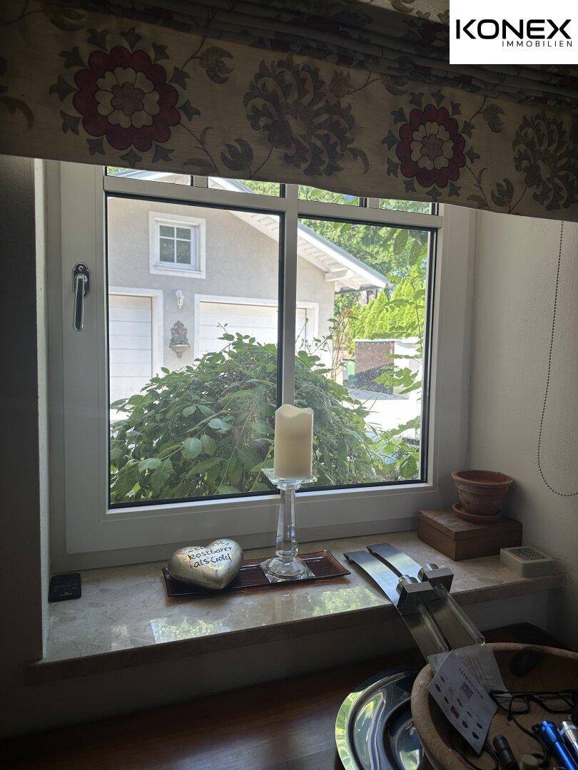 Küchenfenster mit Blick auf die Garage und den Vorgartenbereich.