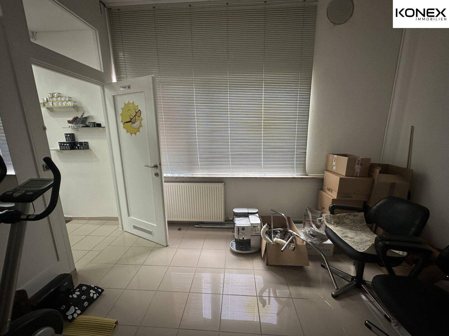 Vielseitiger Raum mit Fenster, Stauraum und Fitnessgeräten.