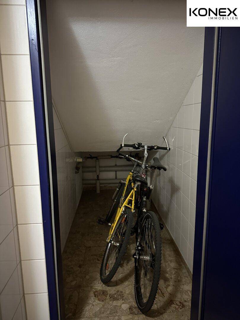 Fahrradraum mit Fliesenboden und Platz für mehrere Fahrräder.