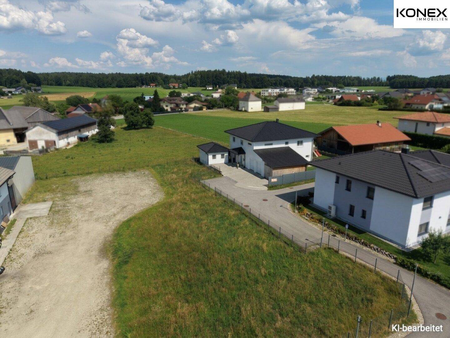 Übersicht aus der Vogelperspektive auf ein Wohngebiet mit Einfamilienhäusern und unbebauten Grundstücken.
