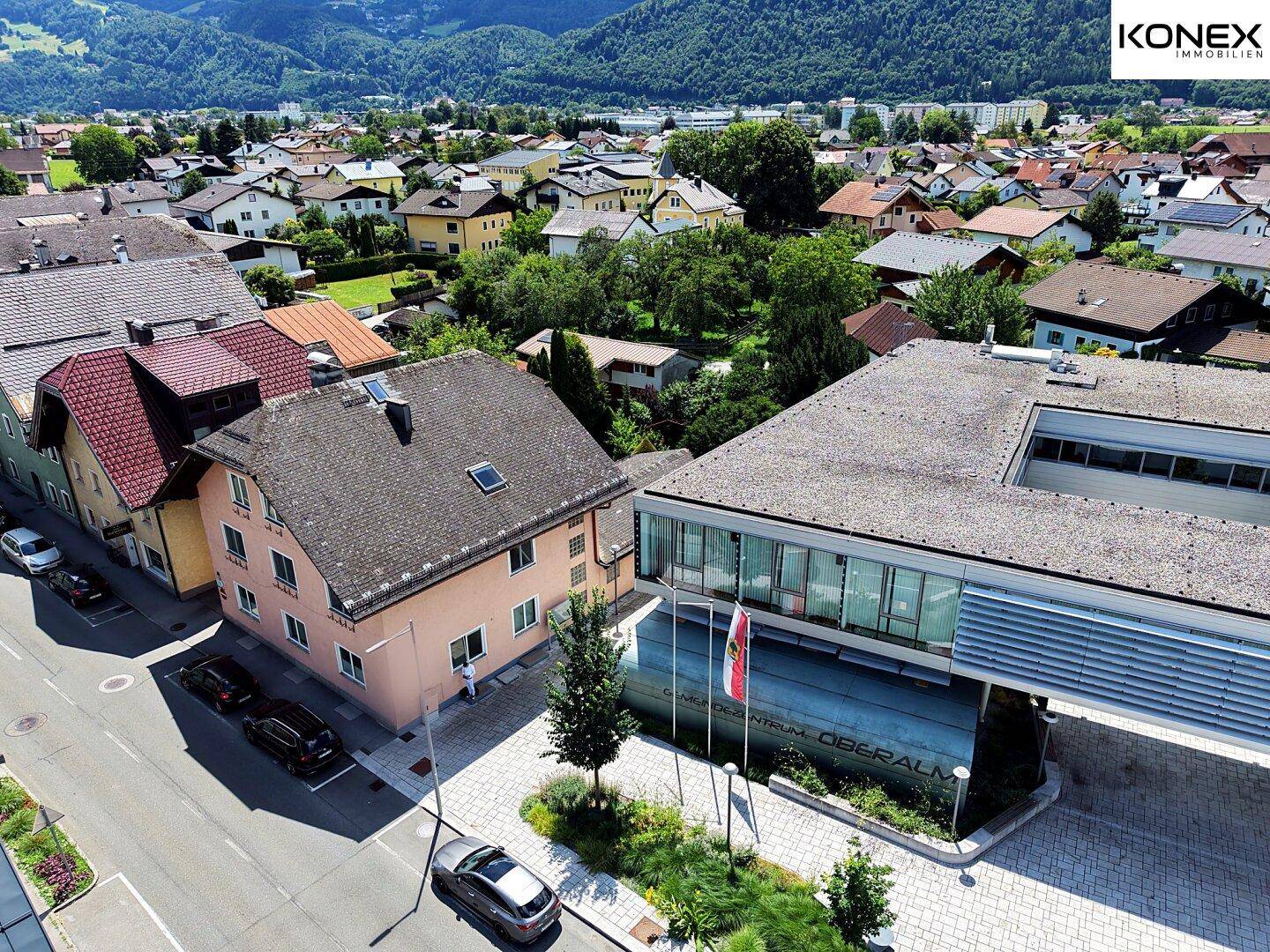 Luftaufnahme des Wohnhauses in einer städtischen Umgebung mit Blick auf die Nachbarschaft.