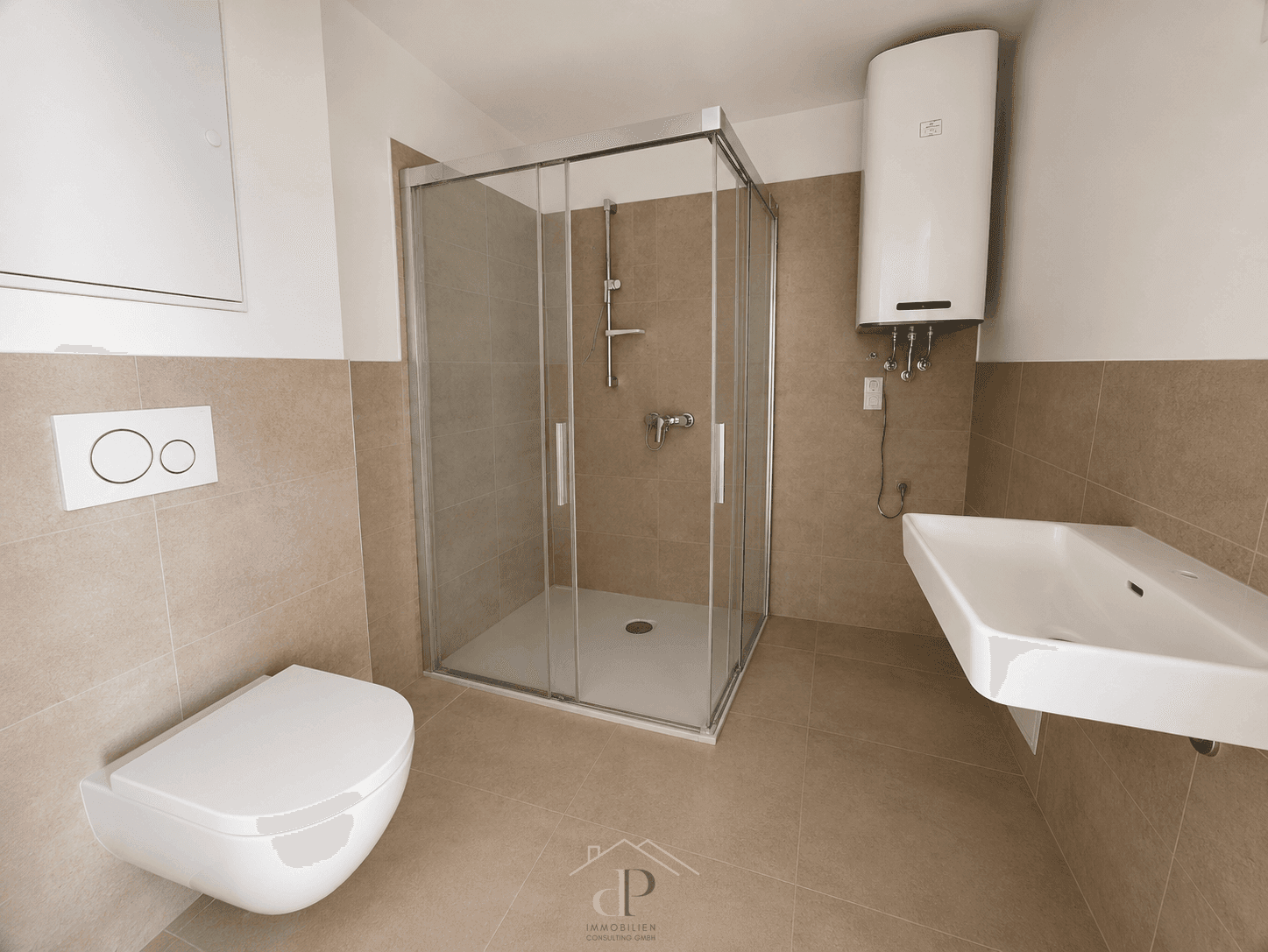 Modernes Badezimmer mit Duschkabine, wandhängendem WC und Waschbecken.