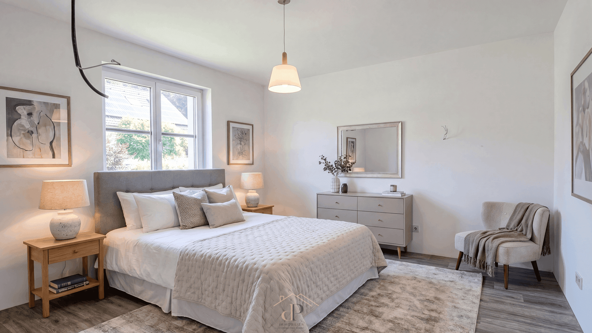Helles Schlafzimmer mit modernem Bett, Nachttischen und einem großen Fenster mit Blick ins Grüne.