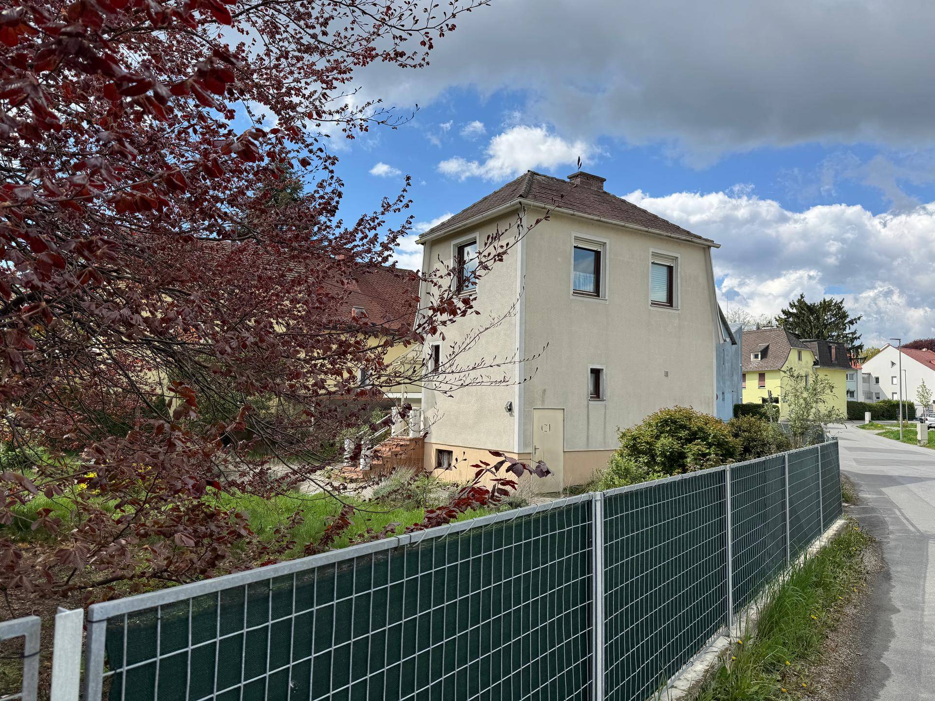 Sanierungsbedürftiges Einfamilienhaus mit großem Grundstück – pohled 4