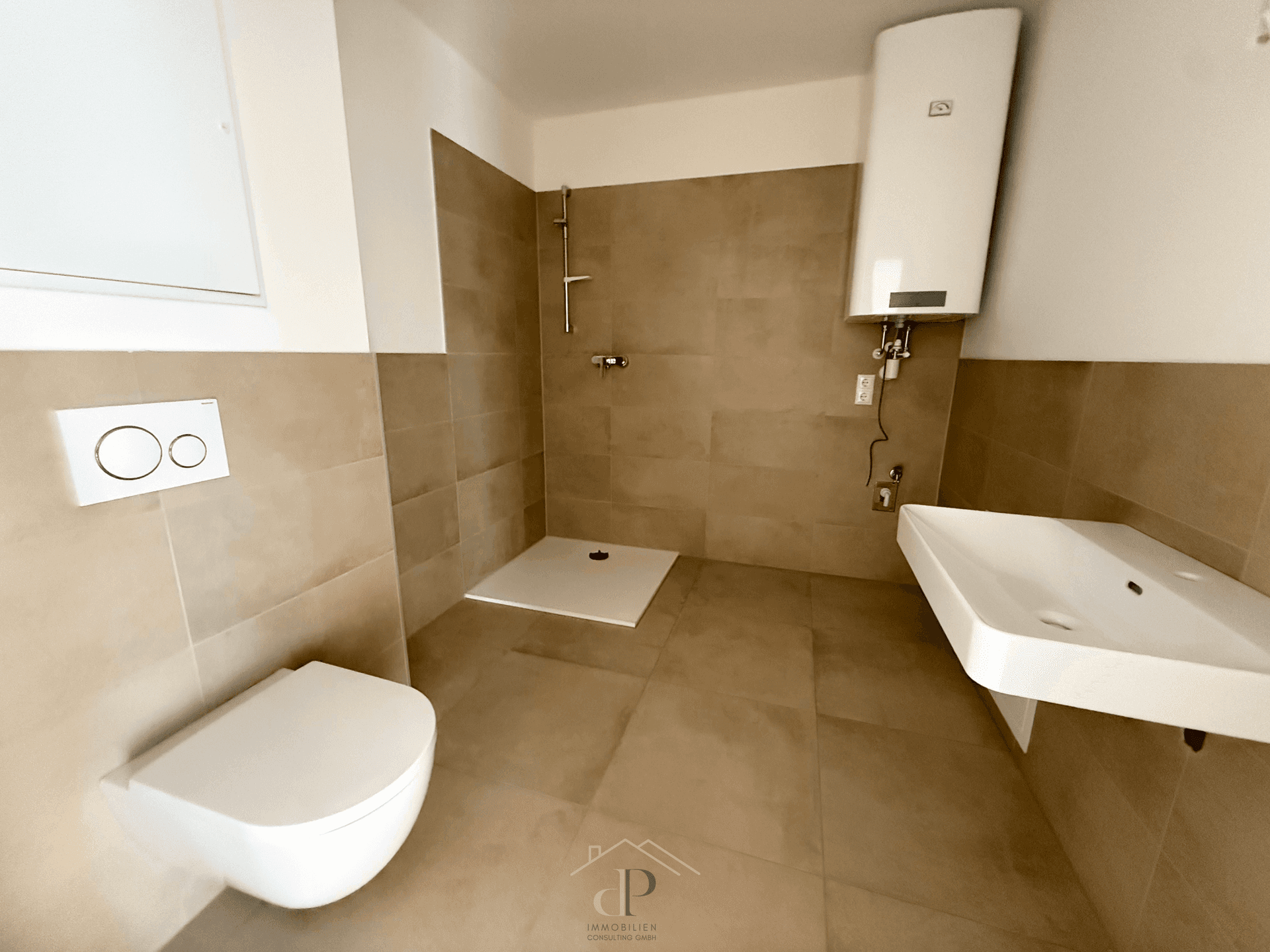 Modernes Badezimmer mit ebenerdiger Dusche, Wand-WC und Waschbecken.