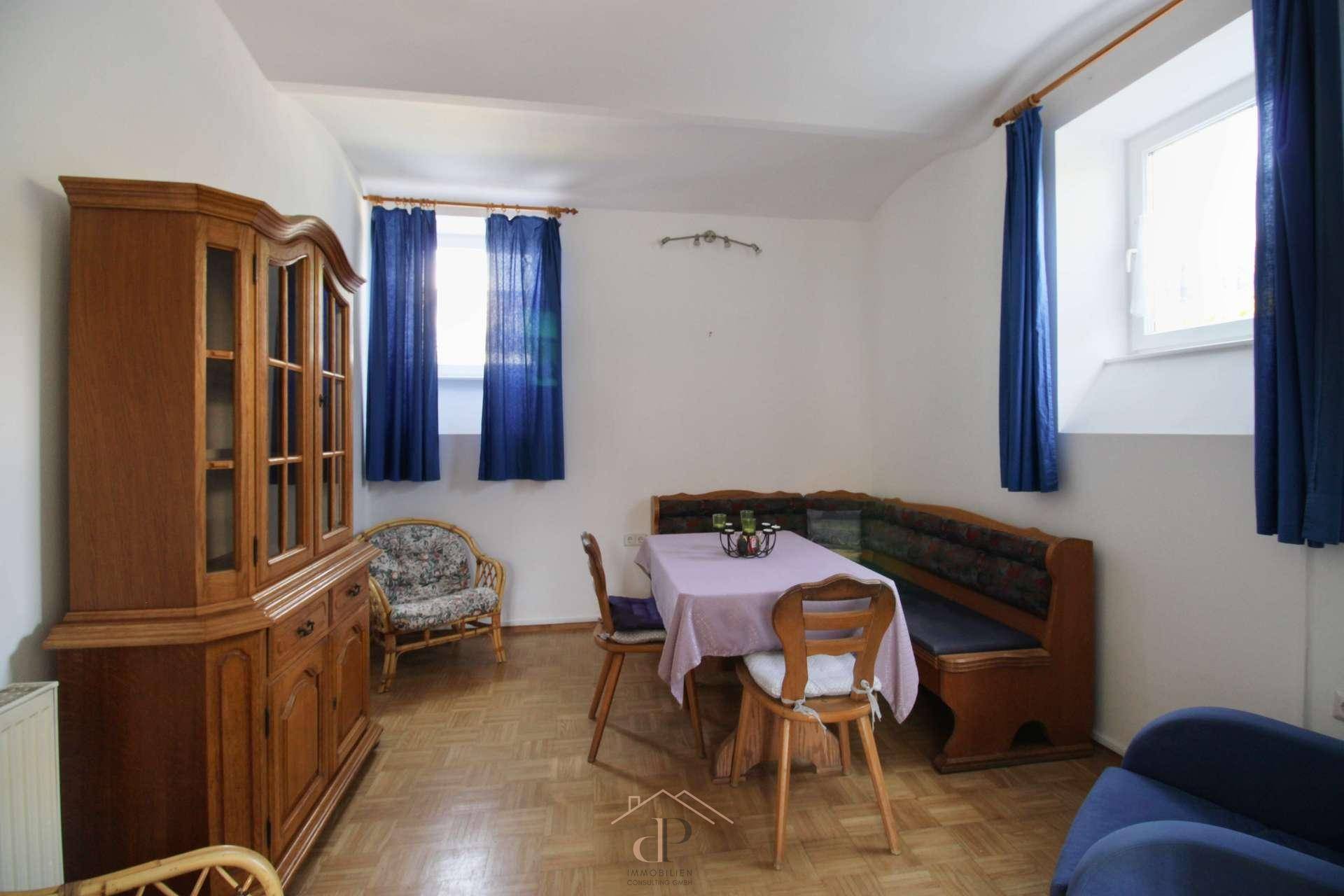 Gemütlicher Essbereich mit traditionellen Holzmöbeln, Eckbank und Parkettboden, ideal für Familienmahlzeiten.