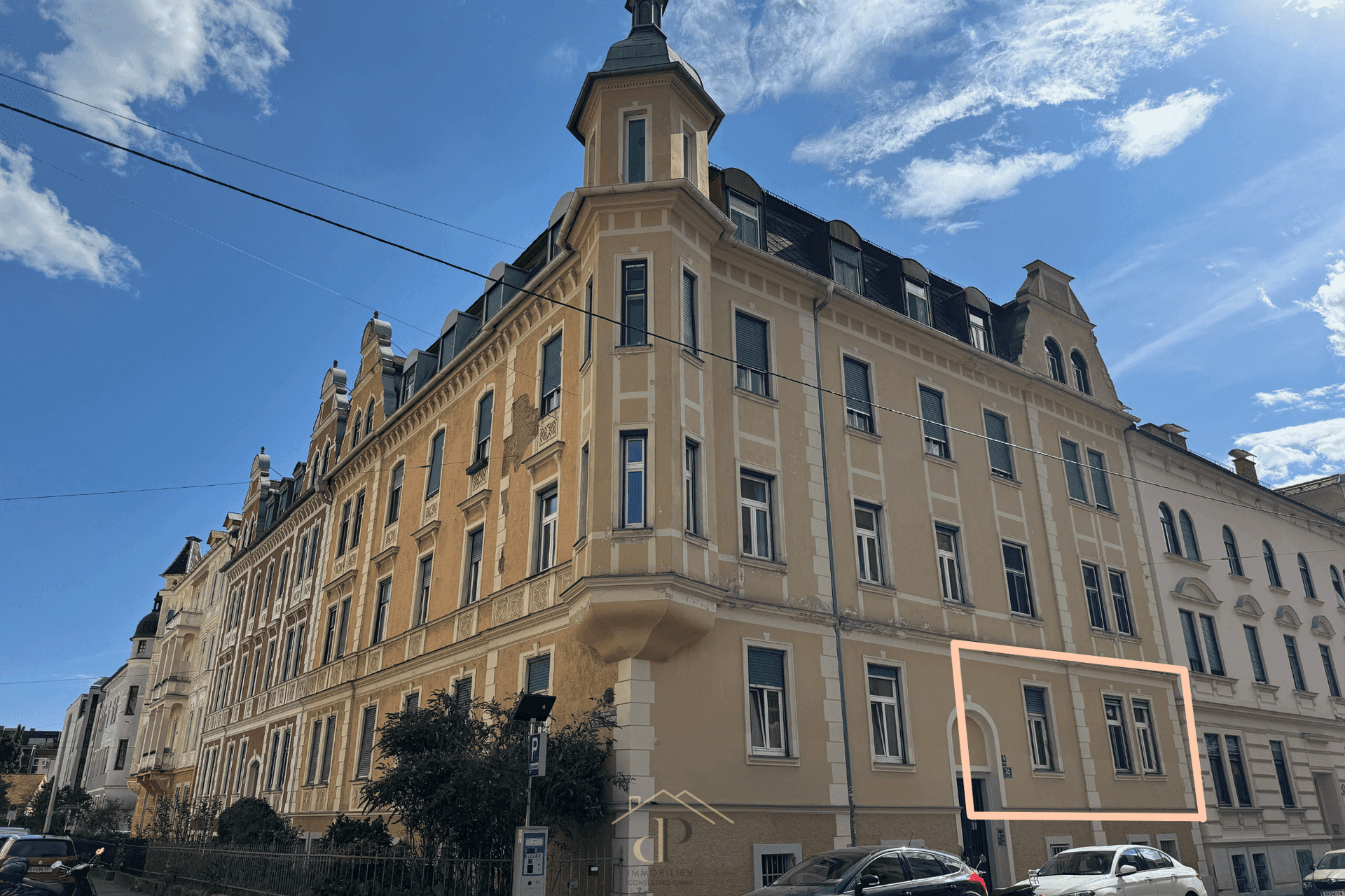 Historisches Eckgebäude in der Stadt mit markierter Wohneinheit im Erdgeschoss.