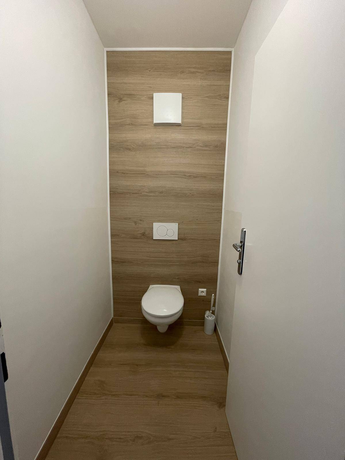 Modernes Gäste-WC mit Holzverkleidung und wandhängendem WC.