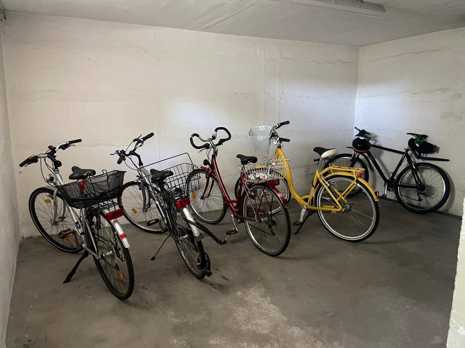 Gemeinschaftlicher Fahrradraum im Keller mit mehreren abgestellten Fahrrädern.