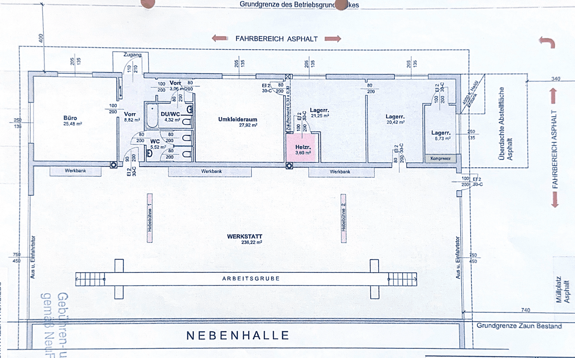 Grundrissplan einer Werkstatt mit Büros, Lagerräumen und Sanitäranlagen, inklusive detaillierter Maße.