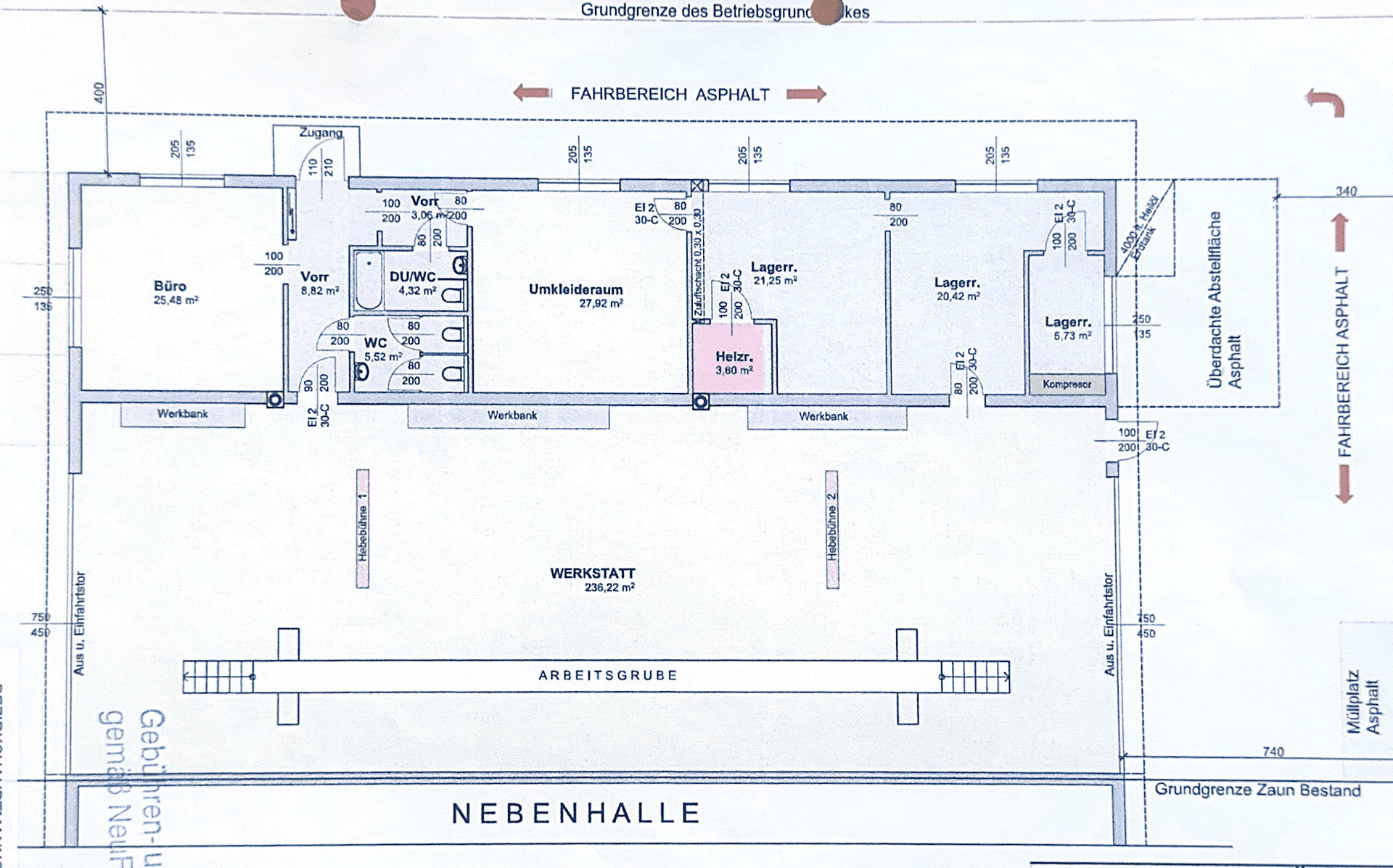Detaillierter Grundriss einer Werkstatt mit Büro, Lagerräumen und Sanitäranlagen.