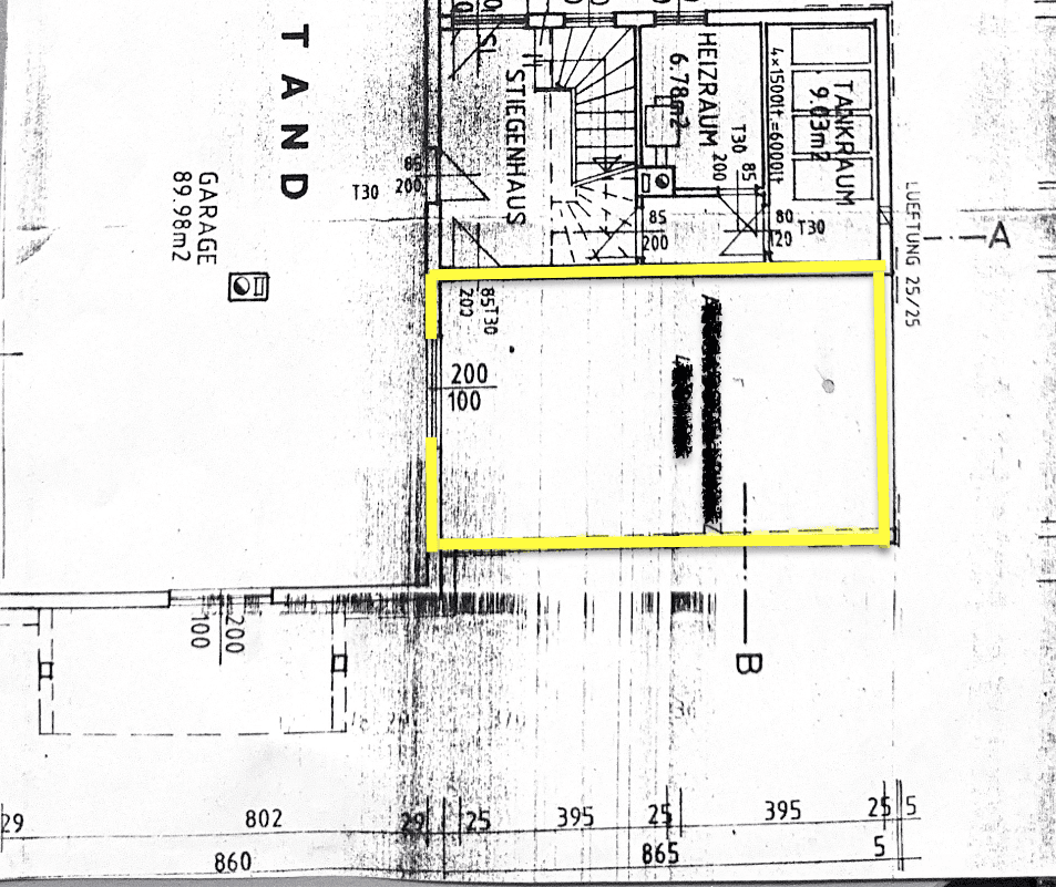 Ausschnitt eines Grundrisses mit Garage, Heizraum, Tankraum und Treppenhaus, gelb markiert.