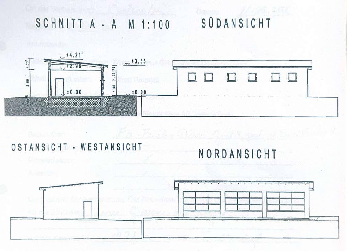 Architektonische Schnitte und Ansichten eines Gebäudes mit Maßangaben und Dachneigung.