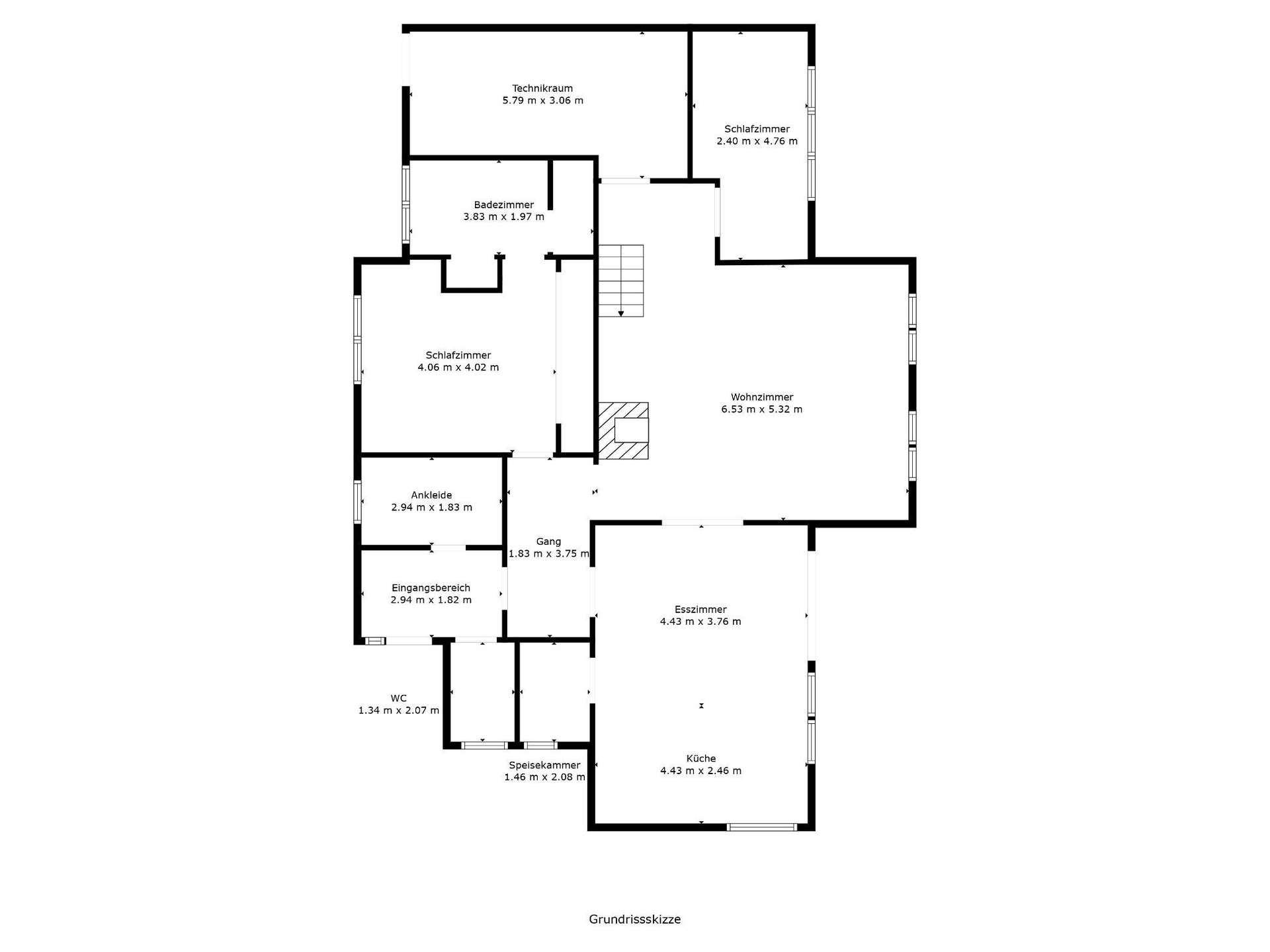 Grundriss des Erdgeschosses mit Wohnzimmer, Esszimmer, Küche und weiteren Räumen.