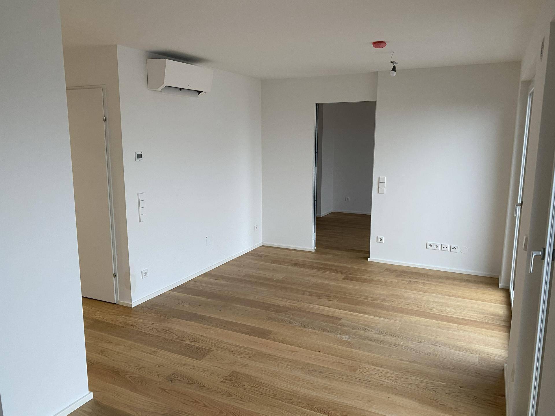 2-Zimmer-Neubauwohnung mit Balkon &amp; Klimaanlage in Toplage OPTIONAL Stellplatz inkl. Wallbox in der Garage - Ansicht 2