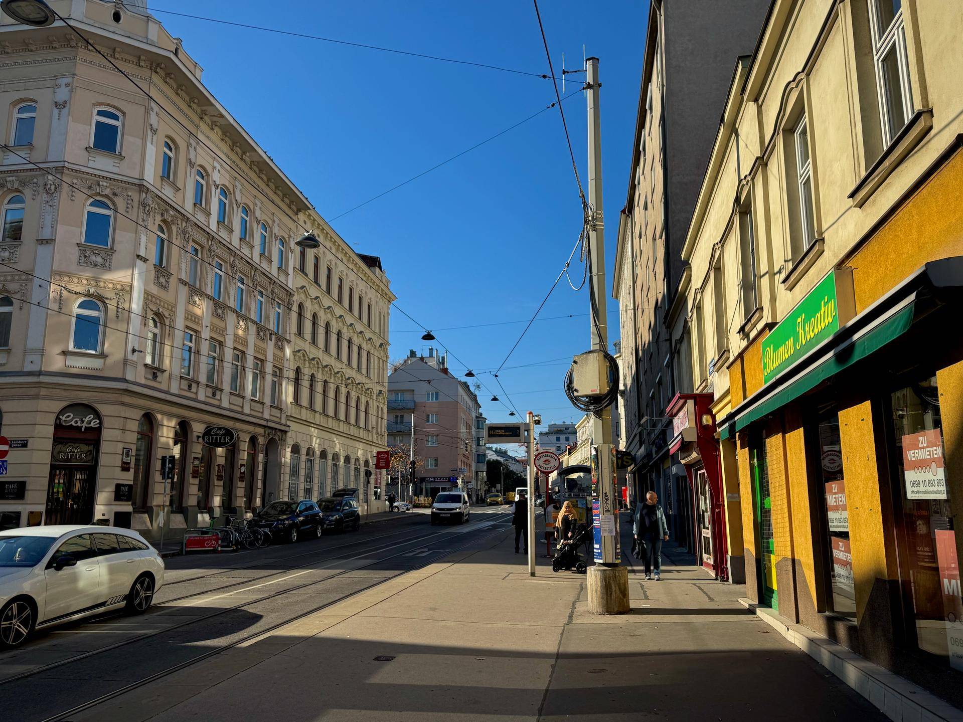 TOP Lage direkt an der Straßenbahnhaltestelle!