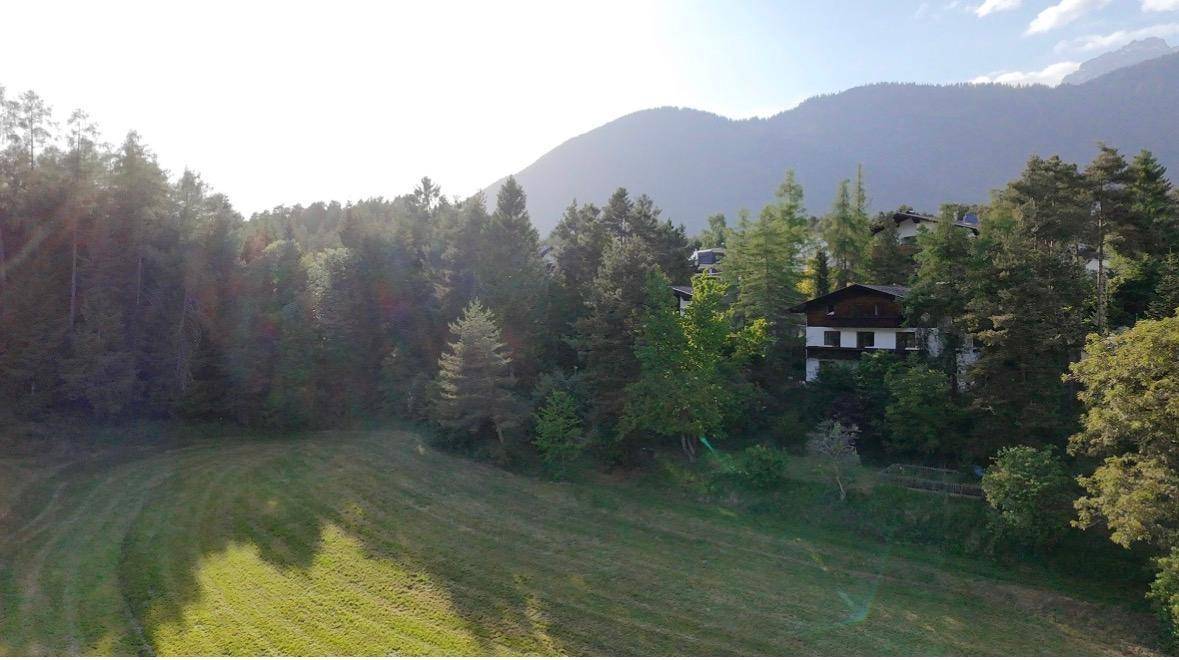 Großes Grundstück in sonniger Hanglage mit traumhafter Aussicht – pohled 2
