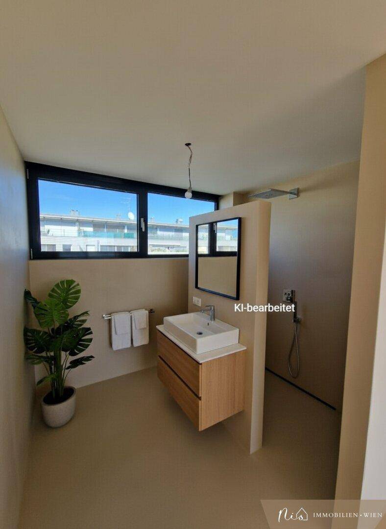 Modernes Badezimmer mit Waschtisch, Spiegel und Fenster, bereit zur Nutzung.