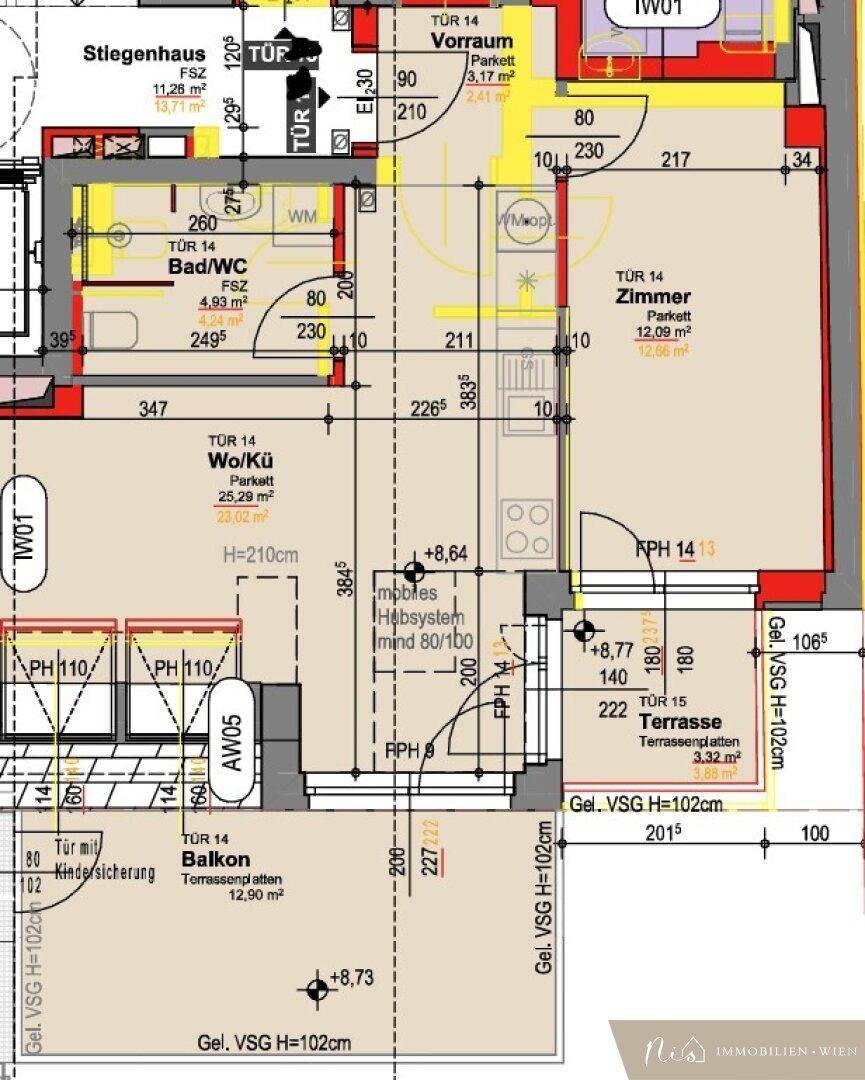 Detaillierter Grundriss einer Wohnung mit Wohnküche, Zimmern, Bad und Balkon.