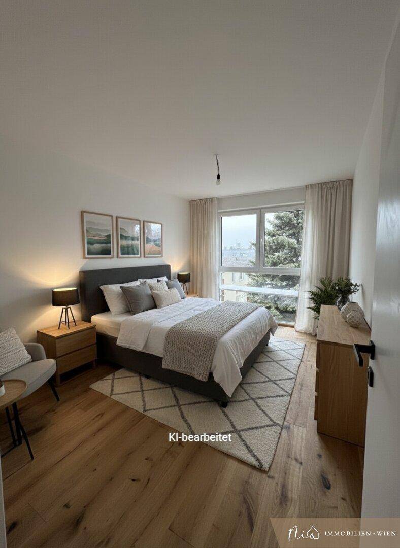 Gemütliches Schlafzimmer mit Holzboden, großem Fenster und moderner Einrichtung.