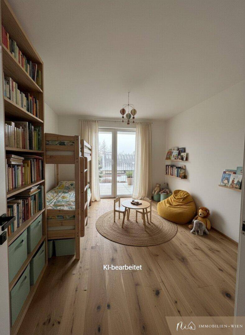Kinderzimmer mit Etagenbett, Holzboden und Zugang zum Balkon.
