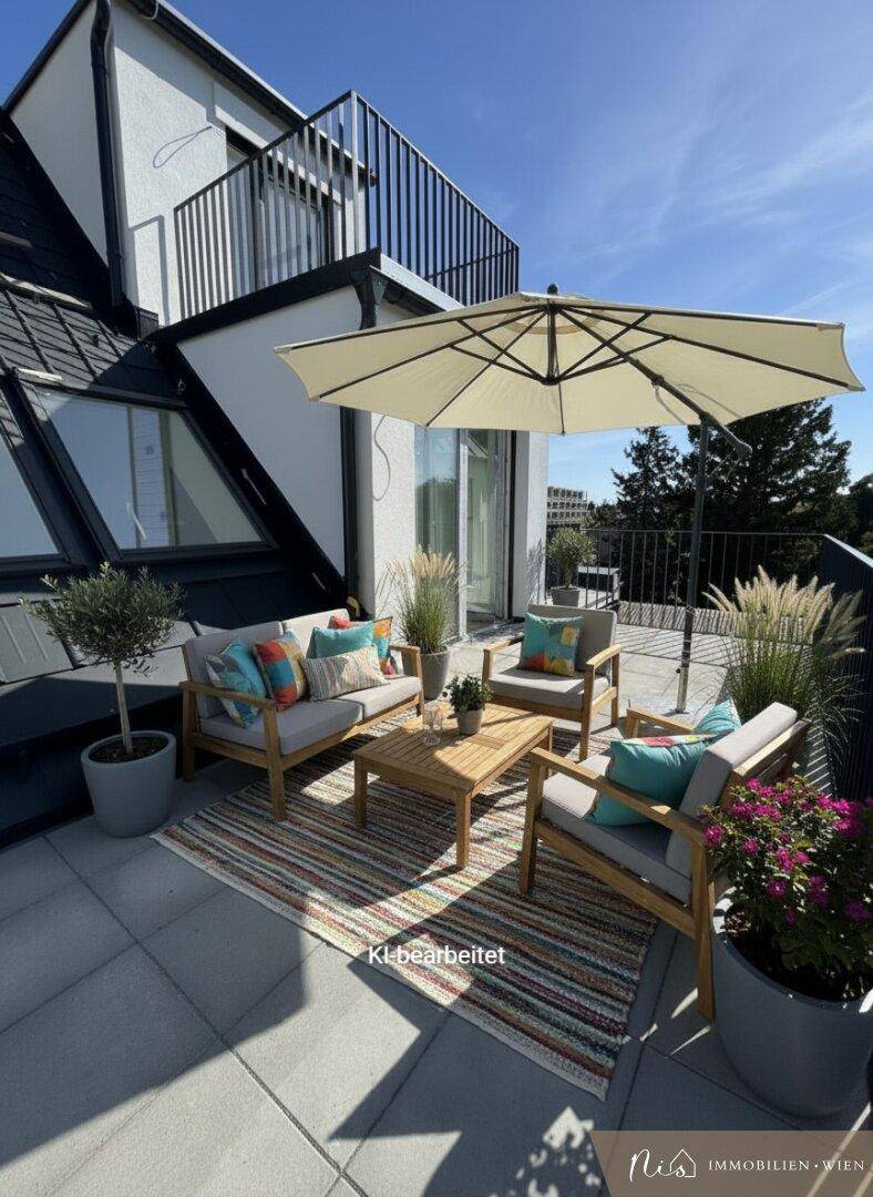Möblierte Dachterrasse mit Sonnenschirm, Sitzgelegenheiten und Pflanzen unter blauem Himmel.