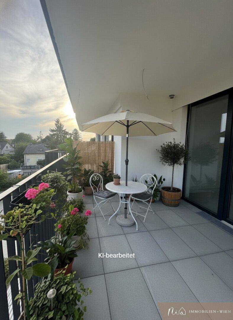 Geräumiger Balkon mit Fliesenboden, Sitzgelegenheiten und vielen Pflanzen, ideal zum Entspannen im Freien.