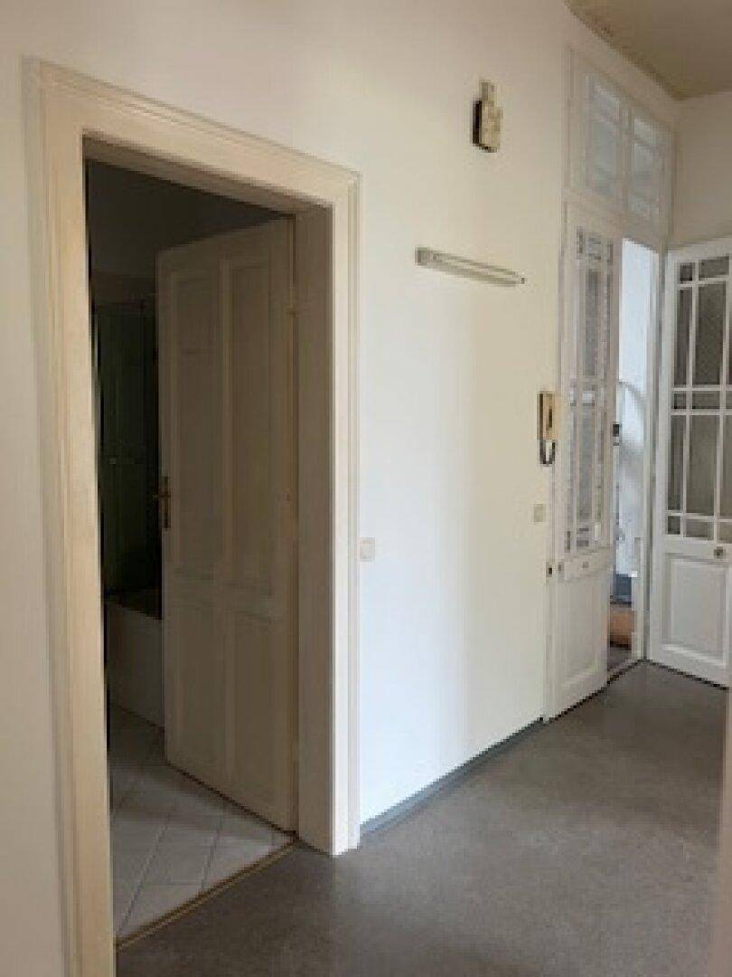 Flur mit Zugang zu einem Badezimmer und weiteren Räumen.