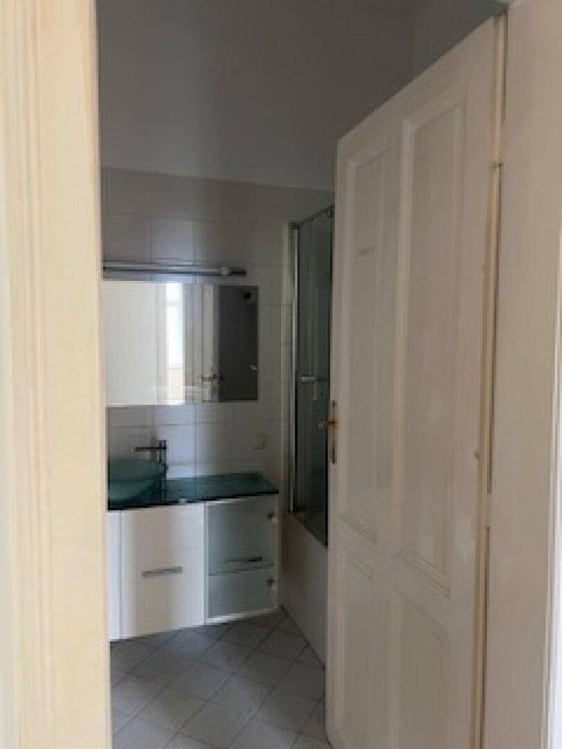Modernes Badezimmer mit Duschkabine, Waschtisch und Spiegelschrank.