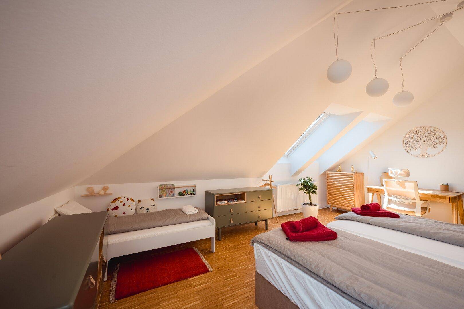 Im Herzen der Grazer Altstadt: Traumhaft schöne Dachgeschoßwohnung mit Klimaanlage in bester Innenstadtlage: 3 Zimmer, 89m², Terrasseneinschnitte sind genehmigt und geplant! - Ansicht 3