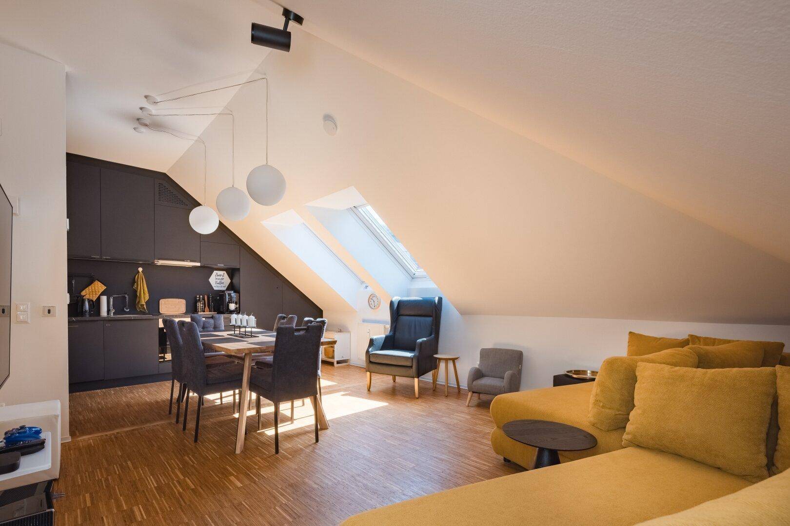 Im Herzen der Grazer Altstadt: Traumhaft schöne Dachgeschoßwohnung mit Klimaanlage in bester Innenstadtlage: 3 Zimmer, 89m², Terrasseneinschnitte sind genehmigt und geplant! - Mehr