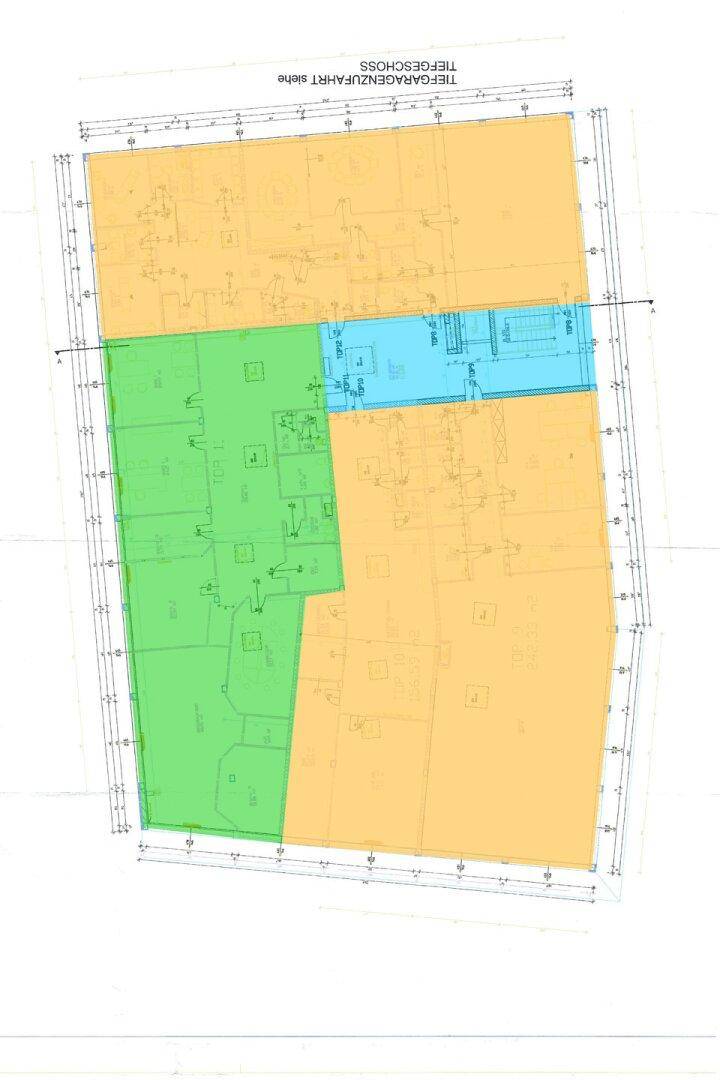 Farbiger Grundrissplan mit verschiedenen Bereichen und der Zufahrt zur Tiefgarage.