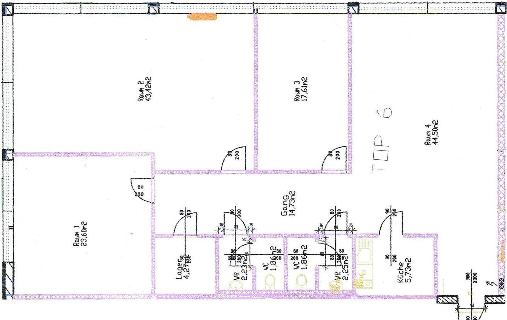 Grundrissplan mit mehreren Räumen, darunter Büros, Lager und eine Küche, sowie einem Flur.