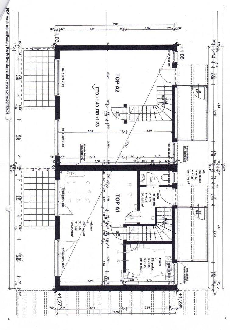 Grundriss für zwei Wohneinheiten mit Treppenhaus, Balkon und Terrassenzugang.