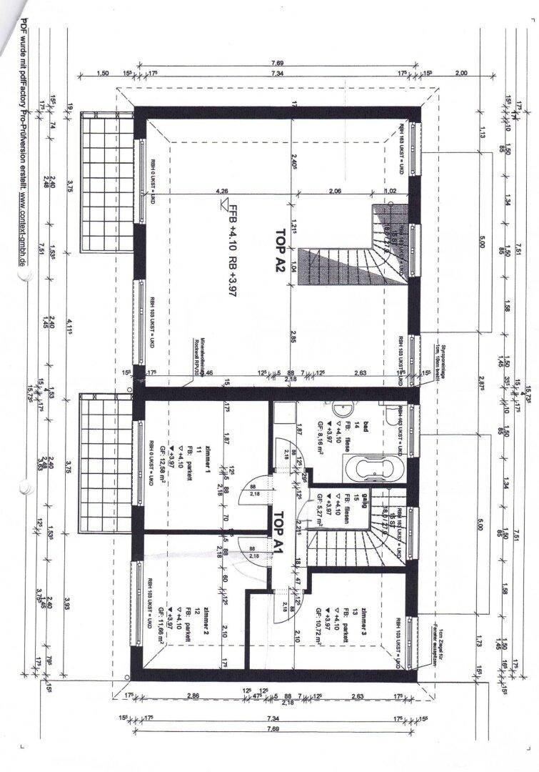 Grundriss für zwei Wohneinheiten mit Bädern, Schlafzimmern, Balkonen und Terrassen.