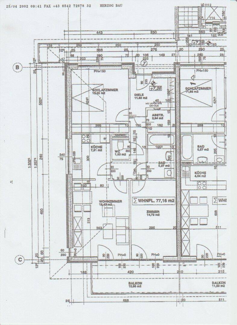 Detaillierter Grundriss einer Wohnung mit mehreren Zimmern, Balkon und Maßen.