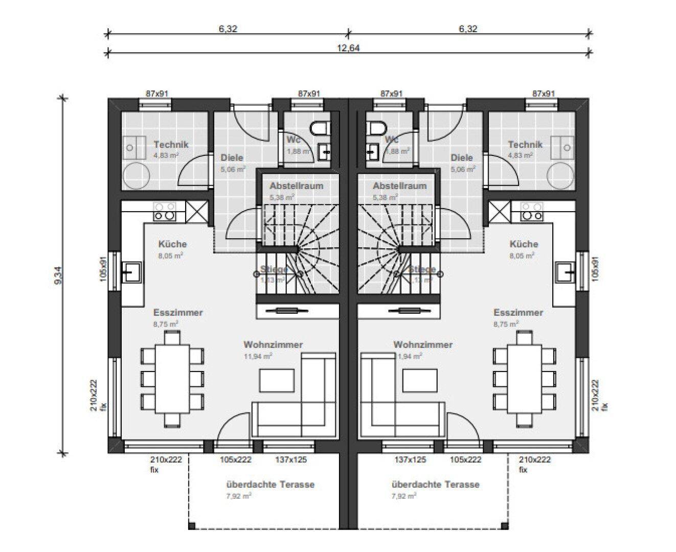 Grundriss des Erdgeschosses mit offener Küche, Essbereich, Wohnzimmer, WC und überdachter Terrasse.