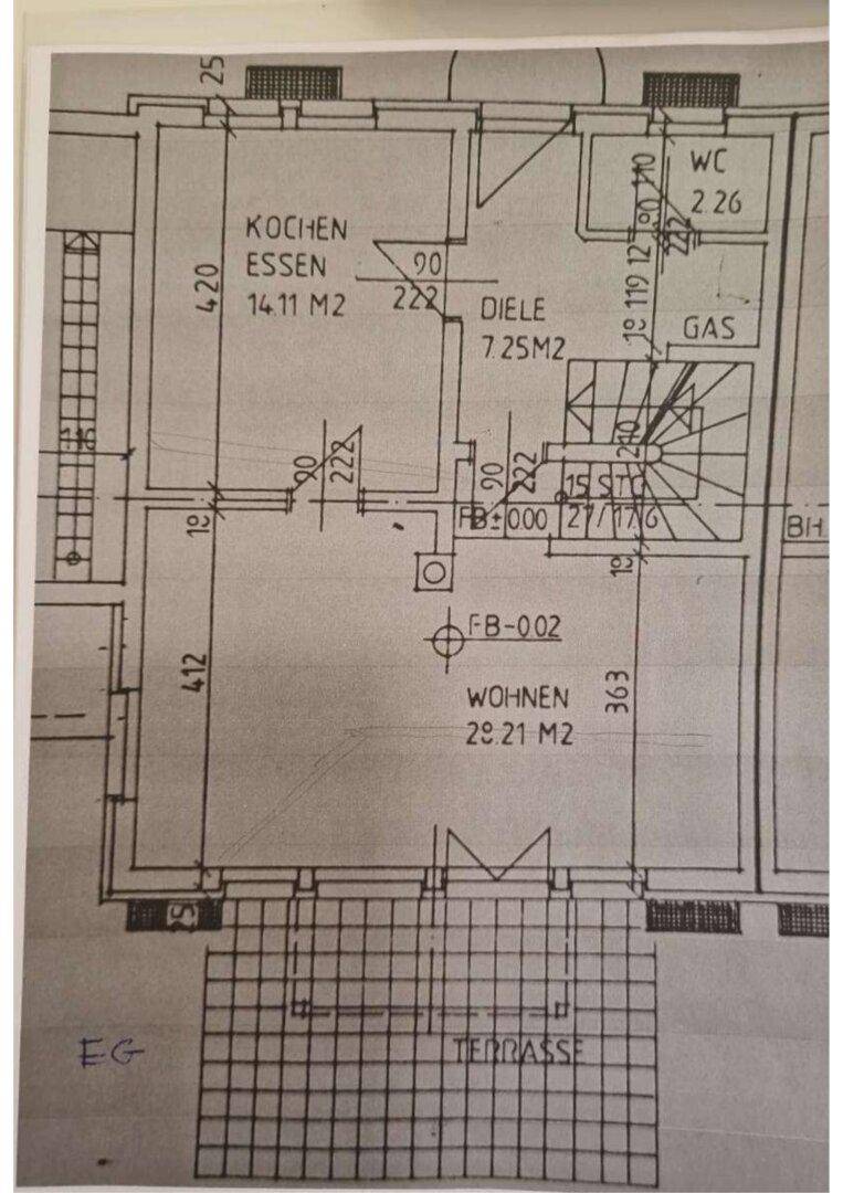 Grundriss des Erdgeschosses mit offener Küche, Essbereich, Wohnzimmer und Terrasse.