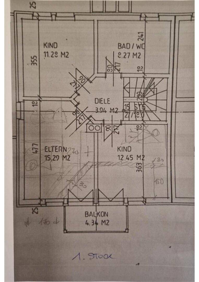 Grundriss des ersten Obergeschosses mit drei Schlafzimmern, Bad und Balkon.