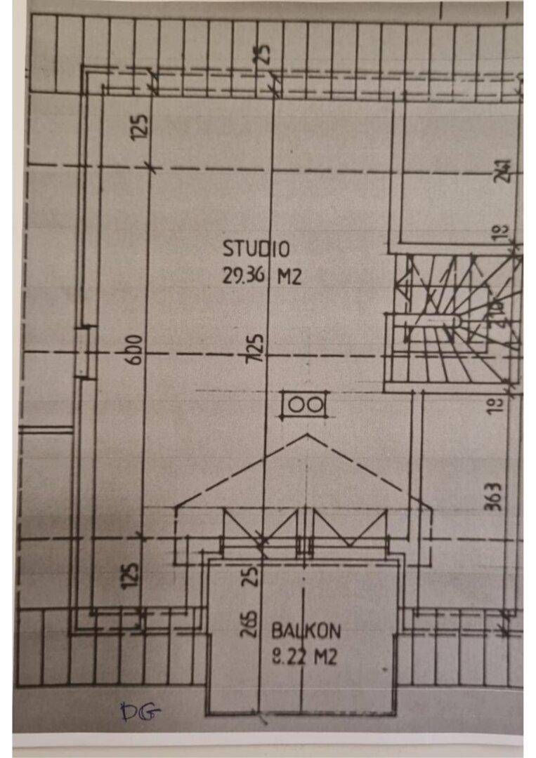 Grundriss des Dachgeschosses mit einem Studiobereich und einem weiteren Balkon.